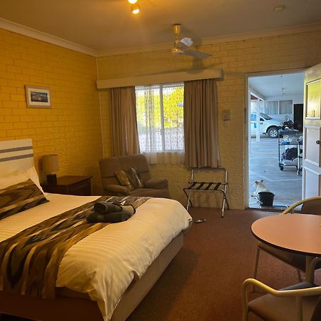Jillaroo Motor Inn Глен-Иннес Экстерьер фото